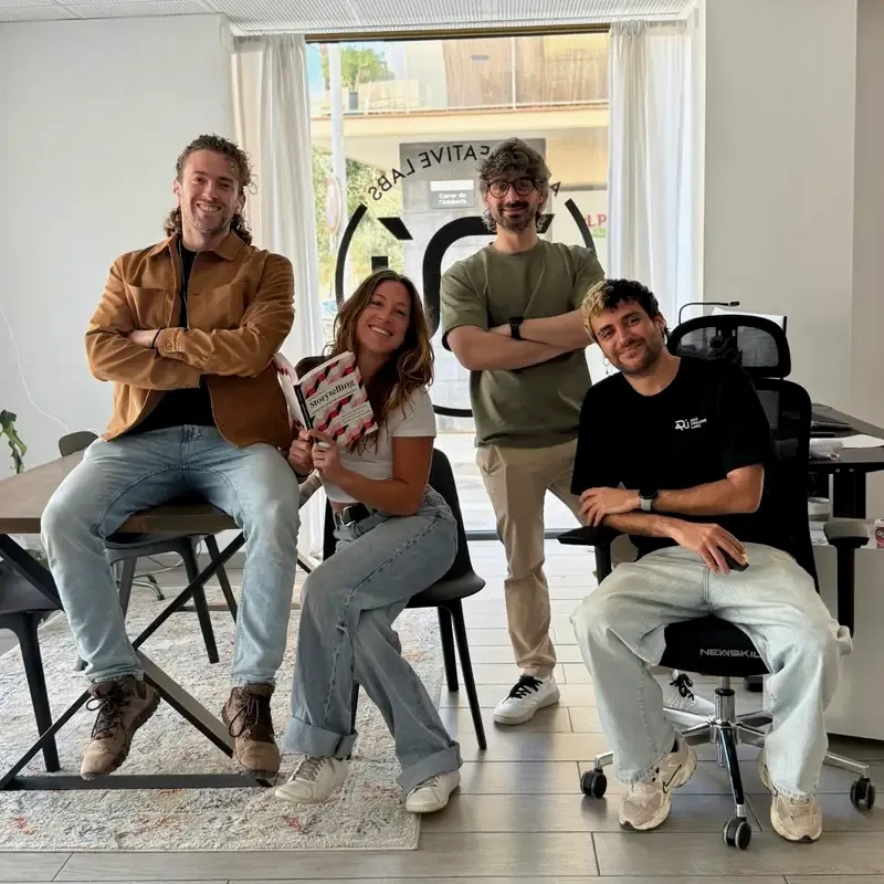 L’equip d’ADÚ Creative Labs al seu estudi