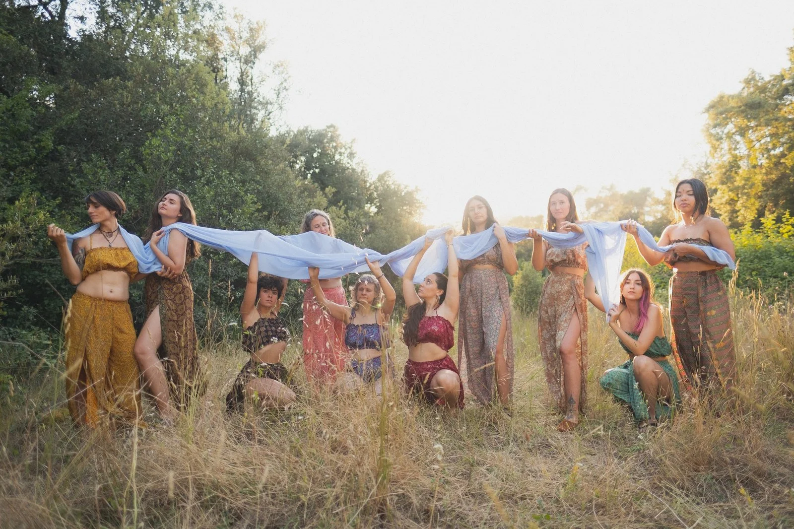 Dones amb peces de Radha’s Tribe en un entorn natural